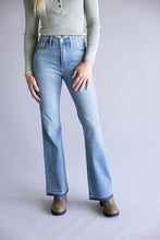 'Judy Blue Jeans' Women's MR Slim Bootcut Flared Tummy Control - Medium Wash