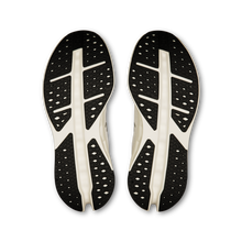 'On Running' Women's Cloudsurfer Max - White