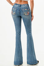 'Grace in LA' Women's Floral Embroidered Jeans - Blue